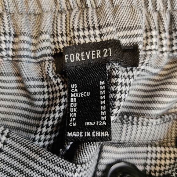 Forever 21 Black & White Plaid Cargo Style Joggers Size Medium - Picture 3 of 3